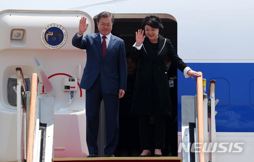 【성남=뉴시스】전신 기자 = 문재인 대통령과 부인 김정숙 여사가 러시아 국빈방문 일정을 마치고 24일 경기 성남시 서울공항에 도착하고 있다. 2018.06.24.&nbsp; photo1006@newsis.com