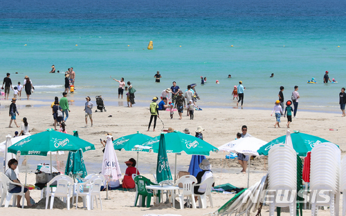 【제주=뉴시스】우장호 기자 = 더운 날씨를 보인 24 오전 제주시 조천읍 함덕해수욕장에서 피서객들이 물놀이를 즐기고 있다. 제주도는 지난 23일 함덕해수욕장을 비롯해 금능·곽지·이호테우·협재해수욕장 등 총 5개 해수욕장이 조기 개장했다. 2018.06.24. woo1223@newsis.com