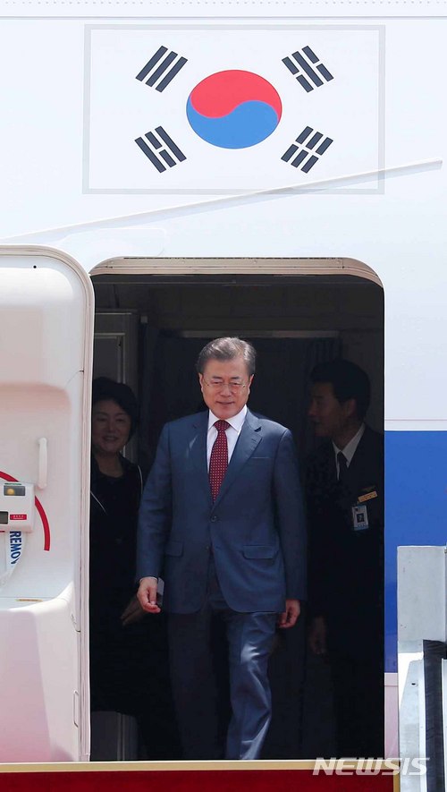 【성남=뉴시스】전신 기자 = 문재인 대통령이 러시아 국빈방문을 마치고 24일 경기도 성남 서울공항을 통해 도착하고 있다. 2018.06.24.&nbsp; photo1006@newsis.com