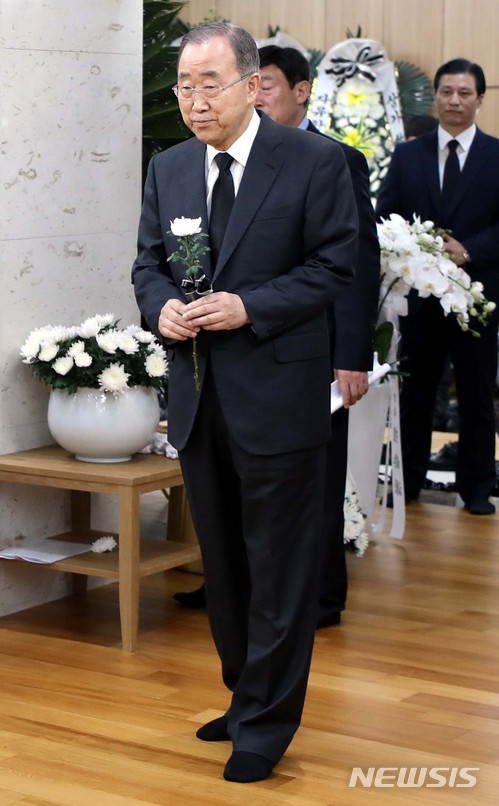 【서울=뉴시스】조성봉 기자 = 반기문 전 유엔사무총장이 24일 오전 서울 송파구 서울아산병원 장례식장에 마련된 고&nbsp; 김종필 전 국무총리의 빈소에 조문을 하고 있다. 2018.06.24.suncho21@newsis.com