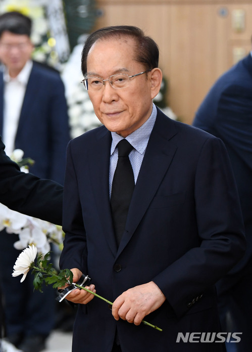 【서울=뉴시스】조성봉 기자 = 이회창 전 국무총리가 24일 오후 서울 송파구 서울아산병원 장례식장에 마련된 고 김종필 전 국무총리의 빈소를 찾아 조문하고 있다. 2018.06.24. photo@newsis.com