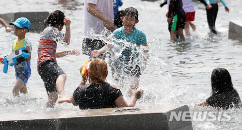 【서울=뉴시스】홍효식 기자 = 서울에 올해 첫 폭염주의보가 내린 24일 오후 서울 영등포구 여의도 한강공원 물빛광장에서 어린이들이 물놀이를 하며 무더위를 식히고 있다. 2018.06.24.&nbsp; yesphoto@newsis.com