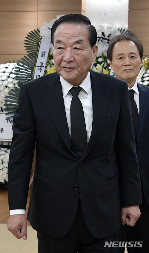 【서울=뉴시스】조성봉 기자 = 서청원 자유한국당 의원이 24일 오후 서울 송파구 서울아산병원 장례식장에 마련된 고 김종필 전 국무총리 빈소를 찾아 조문을 하고 있다. 2018.06.24.&nbsp; photo@newsis.com 