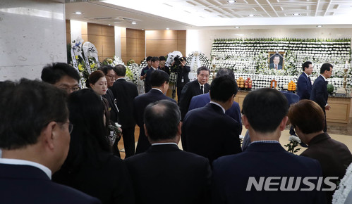 【서울=뉴시스】조성봉 기자 =24일 오후 서울 송파구 서울아산병원 장례식장에 마련된 고 김종필 전 국무총리의 빈소에 조문객들의 발길이 이어지고 있다. 2018.06.24. photo@newsis.com