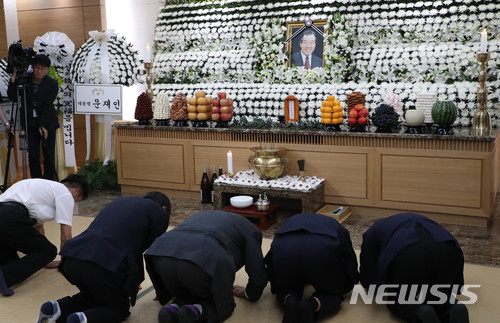 【서울=뉴시스】조성봉 기자 =24일 오후 서울 송파구 서울아산병원 장례식장에 마련된 고 김종필 전 국무총리의 빈소에 조문객들의 발길이 이어지고 있다. 2018.06.24.&nbsp; photo@newsis.com