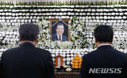【서울=뉴시스】조성봉 기자 =24일 오후 서울 송파구 서울아산병원 장례식장에 마련된 고 김종필 전 국무총리의 빈소에 조문객들의 발길이 이어지고 있다. 2018.06.24.&nbsp; photo@newsis.com