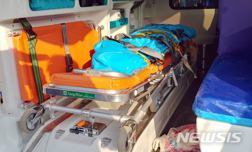 【강진=뉴시스】신대희 기자 = 24일 오후 전남 강진군 도암면 지석마을 뒷편 야산에서 실종된 A(16)양으로 추정되는 시신이 발견돼 강진의 한 의료원으로 옮겨지고 있다. 2018.06.24. sdhdream@newsis.com