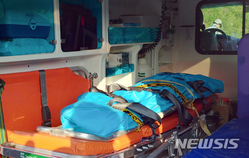 【강진=뉴시스】신대희 기자 = 24일 오후 전남 강진군 도암면 지석마을 뒷편 야산에서 실종된 A(16)양으로 추정되는 시신이 발견돼 강진의 한 의료원으로 옮겨지고 있다. 2018.06.24. sdhdream@newsis.com