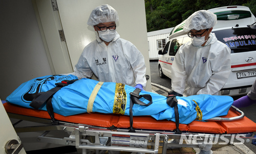 【강진=뉴시스】신대희 기자 = 지난 6월24일 오후 전남 강진군 한 야산에서 실종된 여고생으로 추정되는 시신이 발견됐다. 경찰 등이 검시하기 위해 시신을 장례식장에 안치하고 있는 모습. 2018.09.11. sdhdream@newsis.com (사진 = 뉴시스 DB)