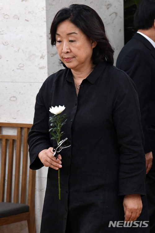 【서울=뉴시스】이영환 기자 = 정의당 심상정 전 대표가 24일 오후 서울 송파구 서울아산병원 장례식장에 마련된 고 김종필 전 국무총리의 빈소를 찾아 조문하고 있다. 2018.06.24. photo@newsis.com