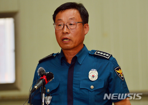 【강진=뉴시스】변재훈 기자 = 24일 오후 전남 강진군 도암면 지석마을회관에 차려진 현장지휘소에서 이혁 강진경찰서 서장이 브리핑을 갖고 '강진 실종 여고생' 추정 시신 발견 사실과 경위에 대해 설명하고 있다. 2018.06.24. wisdom21@newsis.com