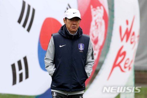 【상트페테르부르크(러시아)=뉴시스】고범준 기자 = 한국 축구대표팀 신태용 감독이 24일(현지시간) 오후 베이스캠프인 러시아 상트페테르부르크 로모노소프 스파르타크 스타디움에서 생각에 잠겨 있다. 대한민국 축구 대표팀은 오는 27일 독일과 마지막 조별리그 3차전을 치른다. 2018.06.24. bjko@newsis.com