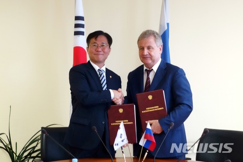 【대전=뉴시스】김양수 기자 = 성윤모 특허청장과 그리고리 이블리에프(Grigory Ivliev) 러시아 특허청장이 지난 21일(현지시각) 모스크바에서 지식재산권 분야 협력강화를 위한 양해각서를 체결한 뒤 기념촬영을 하고 있다.2018.06.25(사진=특허청 제공) photo@newsis.com