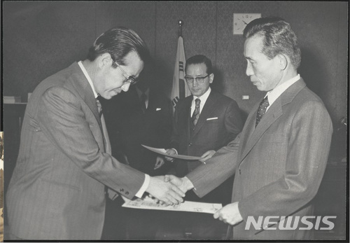 【서울=뉴시스】 고(故) 김종필 전 총리가 1971년 박정희 대통령에게 총리 임명장을 받는 모습. 2018.06.23. (출처=운정재단 홈페이지)