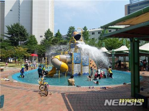 【대구=뉴시스】 대구 수성구 근린공원 물놀이장. 2018.06.25. (사진=대구시 제공)  photo@newsis.com