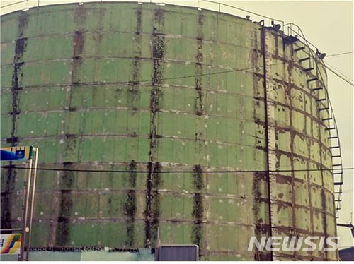  【군산=뉴시스】고석중 기자 = 전북 군산시 장미동에 자리한 '경기화학약품상사 저장탱크'가 25일, 면(面)단위 등록문화재로 등록 예고됐다. 2018.06.25. (사진= 군산시 제공) photo@newsis.com