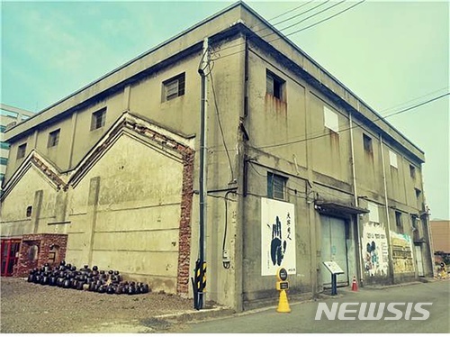  【군산=뉴시스】고석중 기자 = 전북 군산시 장미동에 자리한 '구 호남제분 주식회사 창고'가 25일, 면(面)단위 등록문화재로 등록 예고됐다. 2018.06.25. (사진= 군산시 제공) photo@newsis.com