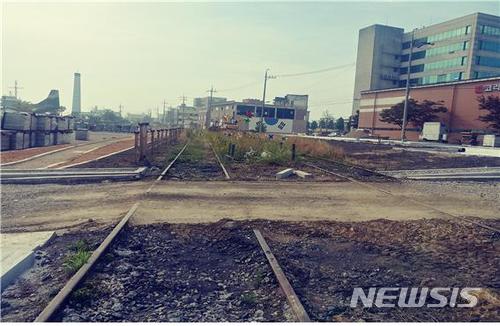  【군산=뉴시스】고석중 기자 = 전북 군산시 장미동에 자리한 '내항 철도'가 25일, 면(面)단위 등록문화재로 등록 예고됐다. 2018.06.25. (사진= 군산시 제공) photo@newsis.com