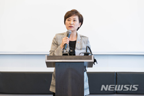 【서울=뉴시스】김현미 국토교통부 장관이 25일 오전 세종시의 한 식당에서 취임 1주년을 맞아 기자간담회를 하고 있다. 2018.06.25. (사진=국토교통부 제공)