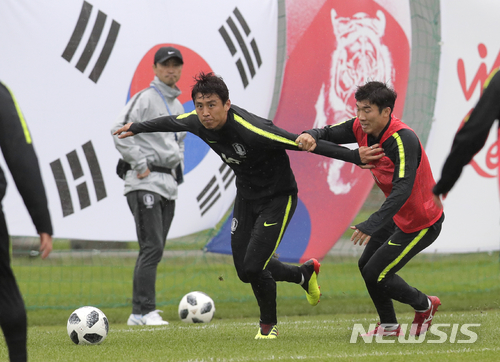 구자철 South Korea's Koo Ja-cheol, left, and Go Yo-han attend South Korea's official training in Lomonosov near St. Petersburg, Russia, Sunday, June 24, 2018 at the 2018 soccer World Cup. (AP Photo/Dmitri Lovetsky) 