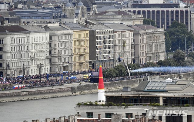 【부다페스트(헝가리)=AP/뉴시스】헝가리 부다페스트 시내를 관통하는 다뉴브 강.&nbsp; 이곳에서는 많은 관광유람선들과 가족 파티 등 이벤트를 위한 선박들이 운항하고 있다.&nbsp;&nbsp; 