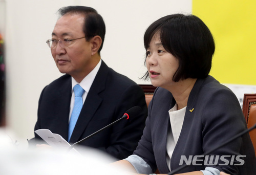 【서울=뉴시스】박영태 기자 = 25일 오전 서울 영등포구 여의도 국회에서 진행된 정의당 상무위원회에서 이정미 대표가 모두발언을 하고 있다. 2018.06.25.since1999@newsis.com