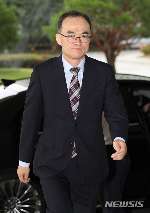 【서울=뉴시스】김진아 기자 = 문무일 검찰총장이 지난 6월25일 오전 서울 서초구 대검찰청으로 출근하고 있다. 2018.06.25.&nbsp;&nbsp;&nbsp;&nbsp;&nbsp; bluesoda@newsis.com