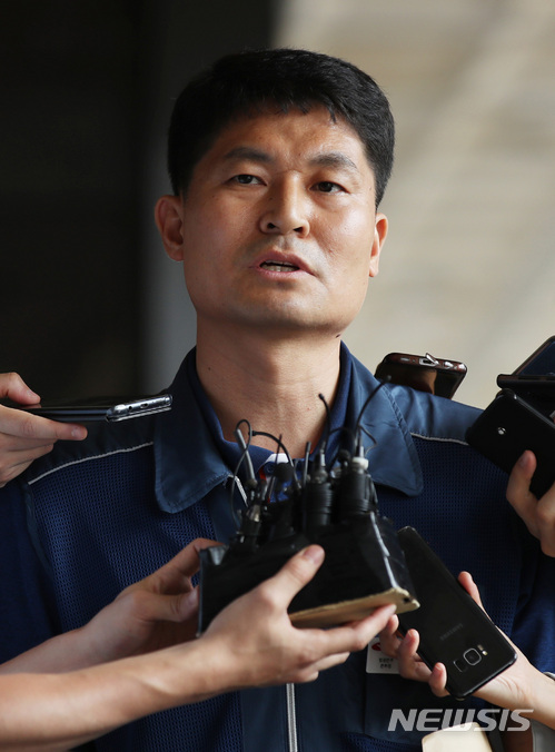 【서울=뉴시스】김진아 기자 = 조석제 전국공무원노조 법원본부장이 양승태 사법부 시절 '법관사찰·재판거래 의혹' 관련 고발인 조사를 받기 위해 25일 오전 서울 서초구 서울중앙지검에 출석하던 중 취재진의 질문을 받고 있다. 2018.06.25.&nbsp;&nbsp;&nbsp;&nbsp;&nbsp; bluesoda@newsis.com