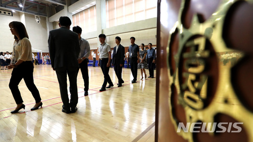 【세종=뉴시스】강종민 기자 = 김상조 공정거래위원장이 25일 오전 정부세종청사에서 열린 직원조회에서 직원들과 악수하고 있다. 경제 검찰로 불리는 공정위는 지난 20일 공정거래법 및 공직자윤리법을 위반한 정황을 포착한 검찰로 부터 압수수색을 받았다. 2018.06.25. ppkjm@newsis.com