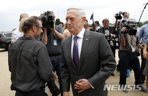  【워싱턴=AP/뉴시스】짐 매티스 미 국방장관이 지난 20일 워싱턴의 미 국방부 앞에서 기자들과 이야기를 마친 뒤 떠나고 있다. 매티스 장관은 오는 26∼29일 아시아 순방을 앞두고 이번 순방에서는 중국과의 논쟁 대신 대화에 중점을 둘 것이라고 말했다. 이는 북한에 대한 중국 영향력의 중요성을 인정하고 남중국해 문제를 둘러싼 마찰보다는 북핵 비핵화에 초점을 맞출 방침임을 나타낸 것으로 풀이된다. 2018.6.25 