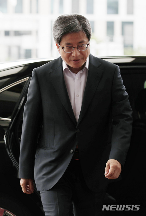 【서울=뉴시스】김진아 기자 = 김명수 대법원장이 25일 오전 서울 서초구 대법원으로 출근하고 있다. 2018.06.25.&nbsp;&nbsp;&nbsp;&nbsp;&nbsp; bluesoda@newsis.com