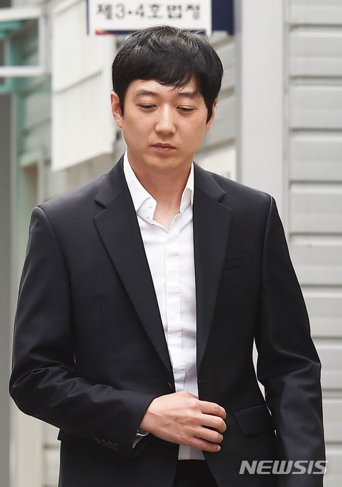 【성남=뉴시스】이정선 기자 = 심석희 선수를 비롯해 쇼트트랙 선수들을 상습적으로 폭행한 혐의를 받는 조재범 전 국가대표팀 코치가 25일 오전 경기 성남 수원지방법원 성남지원으로 출석하고 있다. 2018.06.25. ppljs@newsis.com