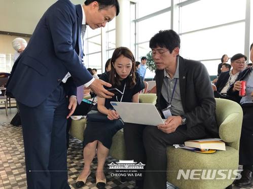【서울=뉴시스】신동호 청와대 연설비서관(맨 오른쪽) (사진=청와대 제공) photo@newsis.com