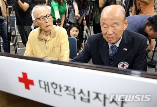 【서울=뉴시스】박진희 기자 = 박경서(오른쪽) 대한적십자 회장과 박성은 평양북도 출신 실향민인 박성은(95)씨가 지난 달 25일 오전 서울 중구 대한적십자 앙뤼 디낭홀에서 이산가족 상봉후보자 선정 컴퓨터추첨을 지켜보고 있다. 2018.06.25. pak7130@newsis.com