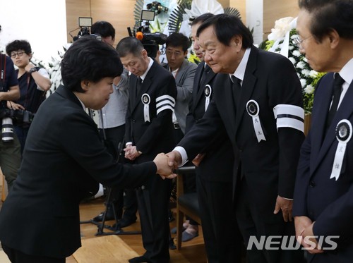 【서울=뉴시스】전진환 기자 = 조배숙 민주평화당 대표가 25일 오후 서울 송파구 서울아산병원 장례식장에 마련된 故 김종필 전 국무총리 빈소를 찾아 조문하고 있다. 2018.06.25. amin2@newsis.com