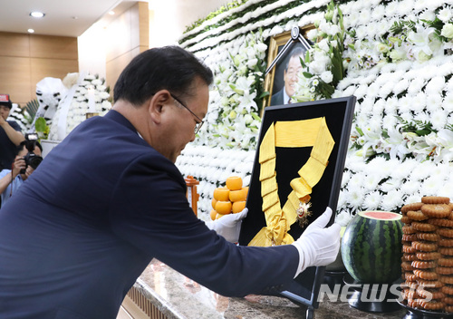 【서울=뉴시스】전진환 기자 = 김부겸 행정안전부장관이 25일 오후 서울 송파구 서울아산병원 장례식장에 마련된 故 김종필 전 국무총리 빈소를 찾아 국민훈장 무궁화장을 추서하고 있다. 2018.06.25. amin2@newsis.com