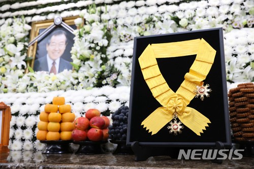 【서울=뉴시스】전진환 기자 = 정부는 25일 오후 故 김종필 전 국무총리에게 국민훈장 무궁화장을 추서했다. 서울 송파구 서울아산병원 장례식장에 마련된 고인의 빈소에 국민훈장 무궁화장이 놓여 있다. 2018.06.25. amin2@newsis.com