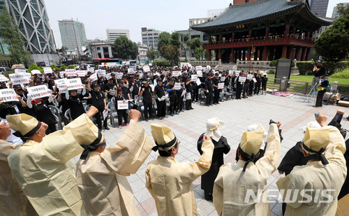 【서울=뉴시스】 홍효식 기자 = 대한민국 6·25 전몰군경 미수당 유자녀 회원들이 25일 오후 서울 종로구 보신각 앞에서 열린 유자녀 수당 차별 규탄 대회에서 구호를 외치고 있다. 2018.06.25. yesphoto@newsis.com