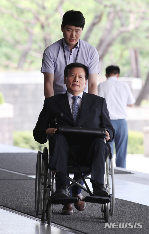 【서울=뉴시스】김진아 기자 = 이명박 정부 시절 국가정보원의 양대노총 파괴공작 의혹을 받고 있는 이채필 전 고용노동부 장관이 지난달 25일 서울 서초구 서울중앙지검에 출석하고 있다. 2018.06.25.&nbsp;&nbsp; bluesoda@newsis.com