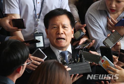 【서울=뉴시스】김진아 기자 = 이채필 전 고용노동부 장관이 조사를 받기 위해 25일 서울 서초구 서울중앙지검에 출석하던 중 취재진의 질문을 받고 있다. 2018.06.25.&nbsp;&nbsp;&nbsp;&nbsp;&nbsp; bluesoda@newsis.com