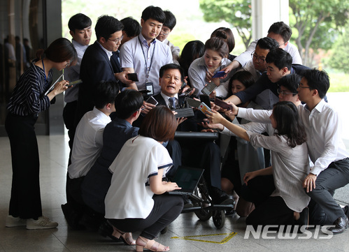 【서울=뉴시스】김진아 기자 = 이채필 전 고용노동부 장관이 조사를 받기 위해 25일 서울 서초구 서울중앙지검에 출석하던 중 취재진의 질문을 받고 있다. 2018.06.25.&nbsp;&nbsp; bluesoda@newsis.com