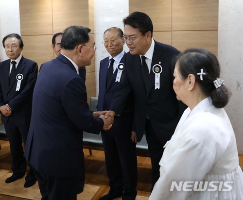 【서울=뉴시스】전진환 기자 = 정홍원 전 국무총리가 25일 오후 서울 송파구 서울아산병원 장례식장에 마련된 고 김종필 전 국무총리 빈소를 찾아 조문을 마치고 정진석 자유한국당 의원과 인사하고 있다. 2018.06.25. amin2@newsis.com