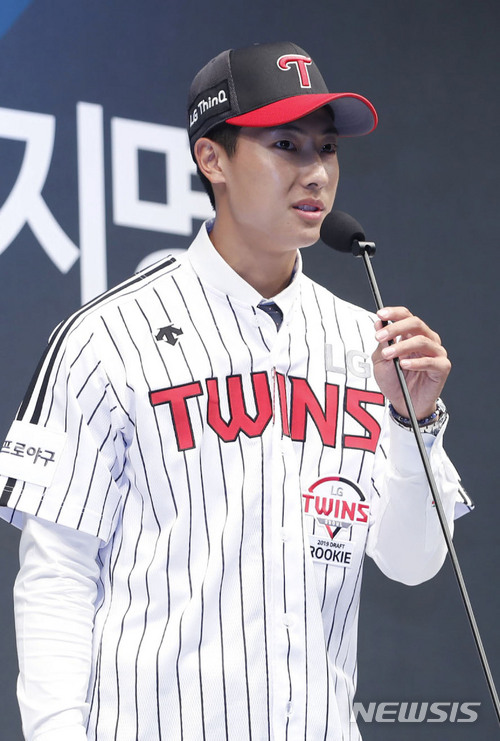 【서울=뉴시스】최동준 기자 = 25일 서울 중구 웨스틴조선호텔에서 열린 '2019 KBO 신인 1차 지명' 행사에서 LG 트윈스에 1차 지명된 동아대 이정용이 소감을 말하고 있다. 2018.06.25. photocdj@newsis.com