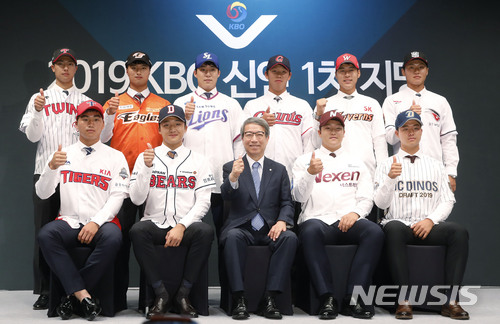 【서울=뉴시스】최동준 기자 = 25일 서울 중구 웨스틴조선호텔에서 열린 '2019 KBO 신인 1차 지명' 행사에서 각 구단에 1차 지명된 선수들이 정운찬 KBO 총재와 기념촬영을 하고 있다.뒷줄 왼쪽부터 시계방향으로 LG 이정용(동아대), 한화 변우혁(북일고), 삼성 원태인(경복고), 롯데 서준원(경남고), SK 백승건(인천고), KT 전용주(안산공고), NC 박수현(마산용마고), 넥센 박주성(경기고), 정 총재, 두산 김대한(휘문고), KIA 김기훈(광주동성고). 2018.06.25. photocdj@newsis.com