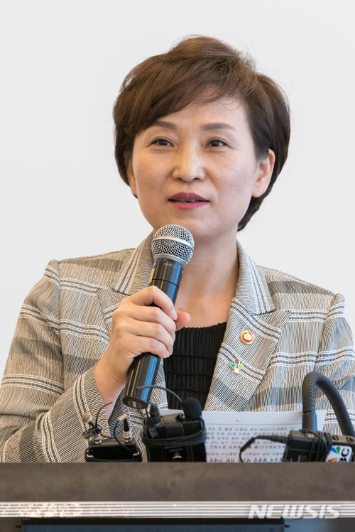 【서울=뉴시스】김현미 국토교통부 장관이 25일 오전 세종시의 한 식당에서 취임 1주년을 맞아 기자간담회를 하고 있다. 2018.06.25.(사진=국토교통부 제공) photo@newsis.com