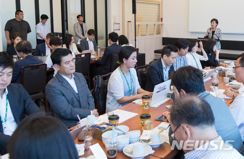 【서울=뉴시스】김현미 국토교통부 장관이 25일 오전 세종시의 한 식당에서 취임 1주년을 맞아 기자간담회를 하고 있다. 2018.06.25.(사진=국토교통부 제공) photo@newsis.com