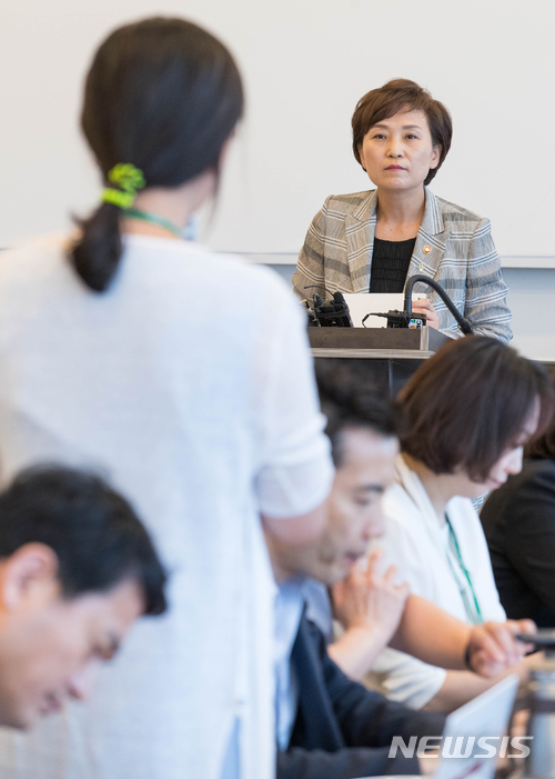 【서울=뉴시스】김현미 국토교통부 장관이 25일 오전 세종시의 한 식당에서 취임 1주년을 맞아 기자간담회를 하고 있다. 2018.06.25.(사진=국토교통부 제공) photo@newsis.com