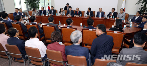 【서울=뉴시스】박영태 기자 = 25일 서울 영등포구 여의도 국회에서 진행된 자유한국당 초선·재선의원 연석회의에서 박덕흠 재선의원 간사가 발언을 하고 있다. 2018.06.25.since1999@newsis.com