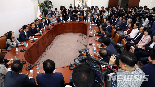 【서울=뉴시스】박영태 기자 = 25일 서울 영등포구 여의도 국회에서 진행된 자유한국당 초선·재선의원 연석회의에서 박덕흠 재선의원 간사가 발언을 하고 있다. 2018.06.25.since1999@newsis.com