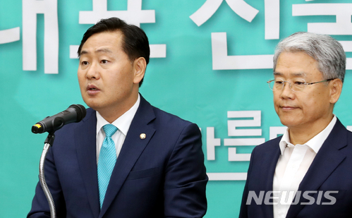 【서울=뉴시스】이종철 기자 = 25일 오후 서울 여의도 국회에서 열린 바른미래당 의총에서 새 원내대표로 선출된 김관영 의원이 인사말을 하고 있다. 2018.06.25.&nbsp; jc4321@newsis.com